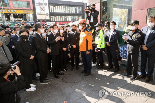 이재명 더불어민주당 대표가 31일 오전 서울 용산구 이태원 압사 참사 현장을 방문, 최성범 용산소방서장으로부터 브리핑을 받으며 사고에 관해 질문하고 있다.<연합뉴스>